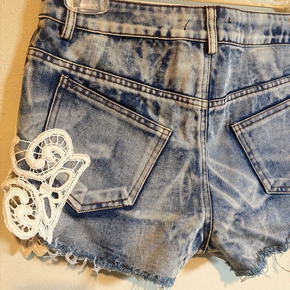 RAGA Boho Festival Shorts Size S Crochet Lace Trim Fray Hem Light Acid Wash NWT - Picture 8 of 10
